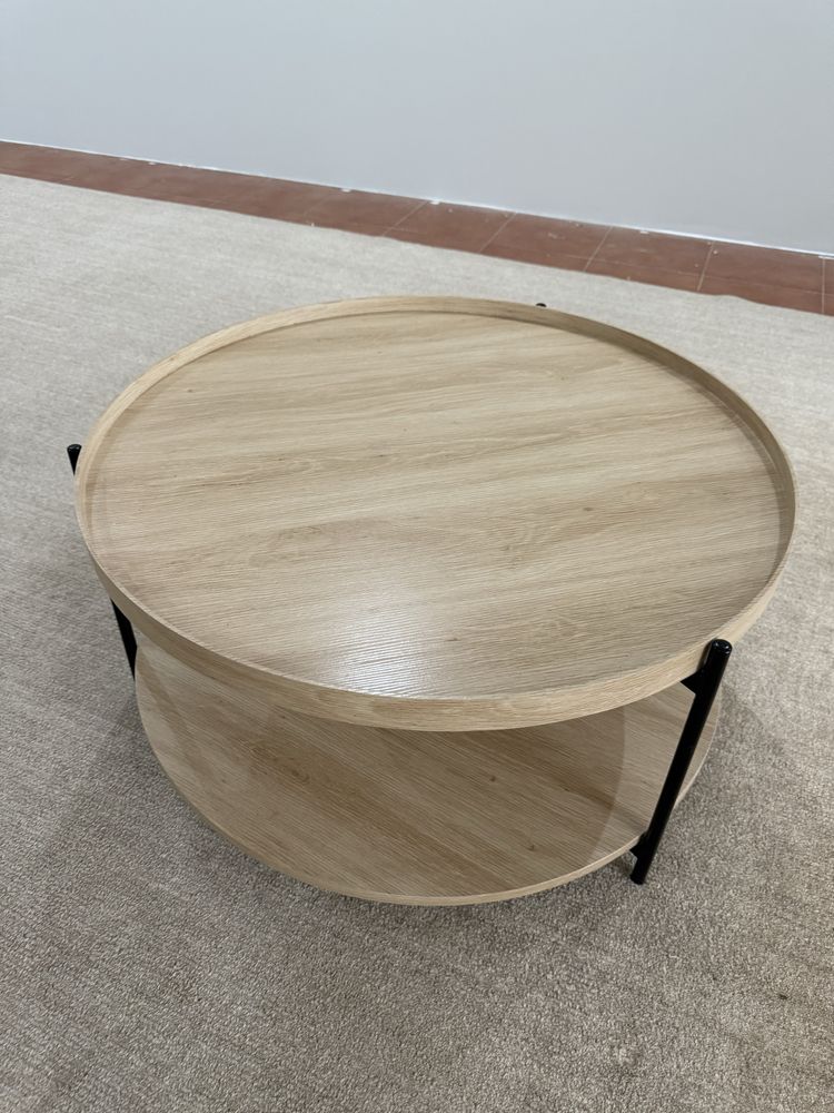 Mesa de centro com pés metalicos