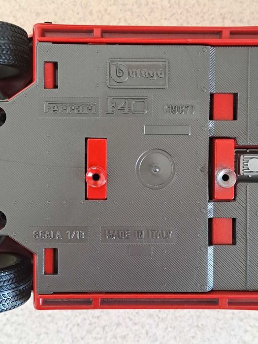 Model samochodu Bburago Ferrari F40 1987r. skala 1/18 Made in Italy