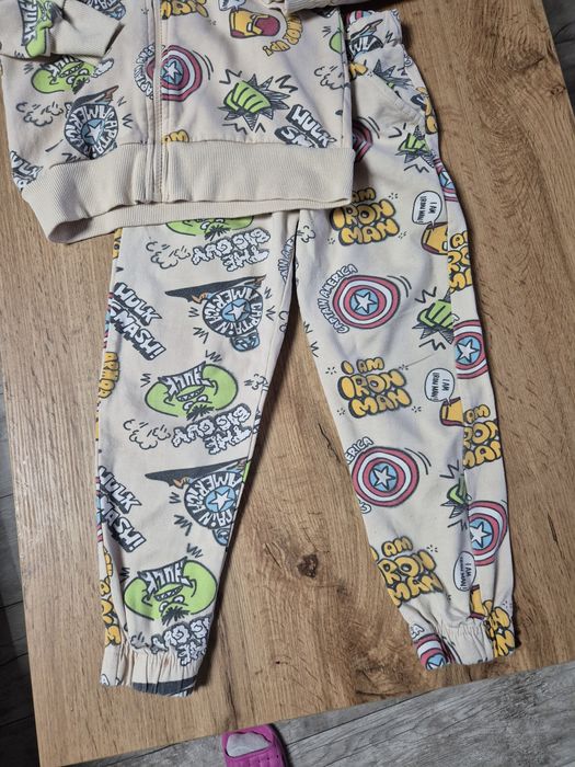 Dres chłopięcy komplet bluza rozpinana spodnie Avengers Sinsay 122