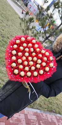 Великий букет із цукерками ц формі серця Ferrero Rocher для коханої