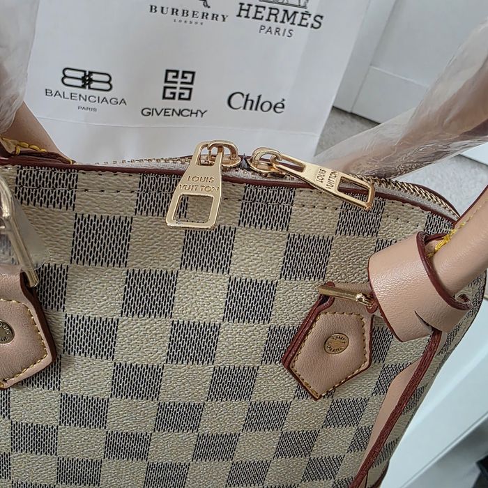 Torebka Louis Vuitton beżowa na pasku  czerwony środek