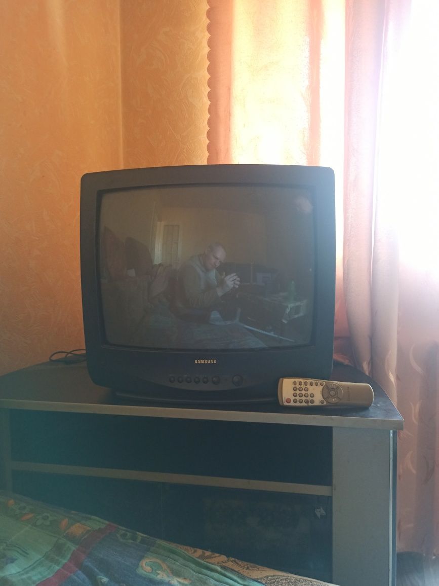 Телевизор Самсунг в рабочем состоянии.