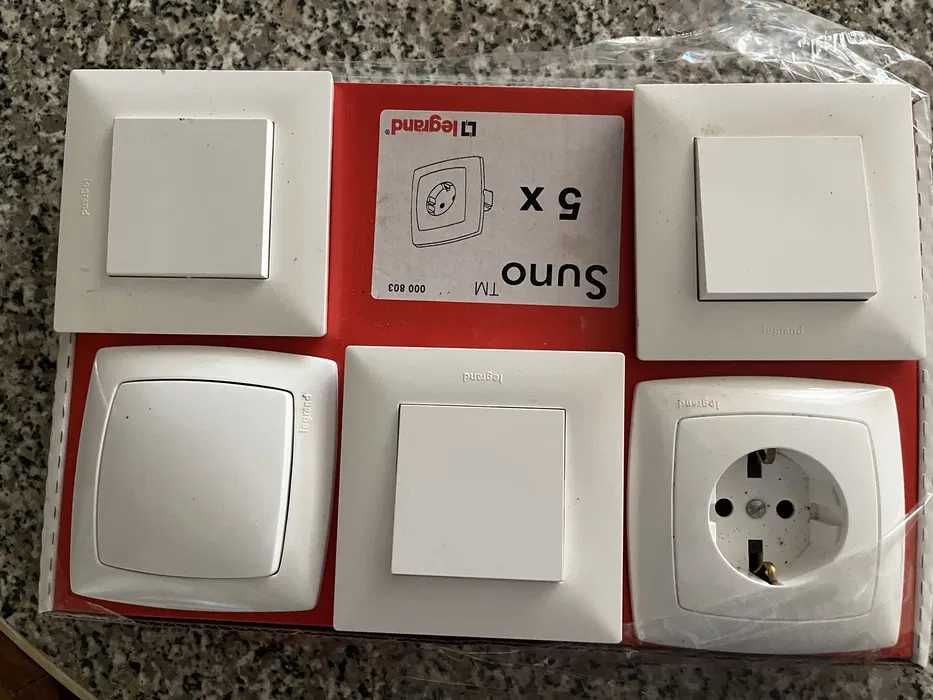 conjunto de tomados e interruptores elétricos novos