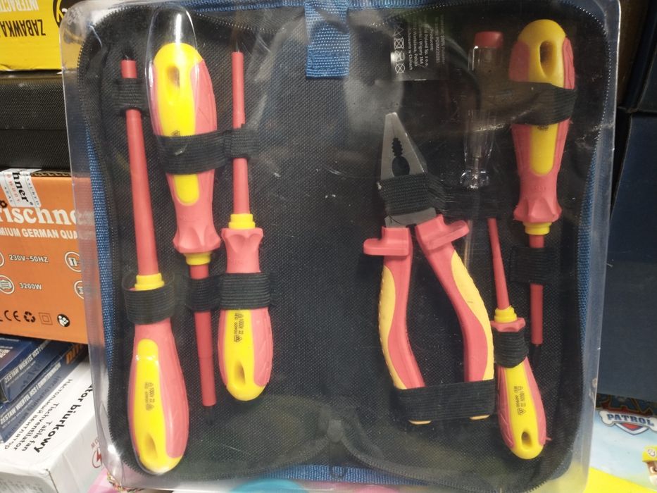 Nowy komplet narzędzi elektrycznych śrubokręty kombinerki