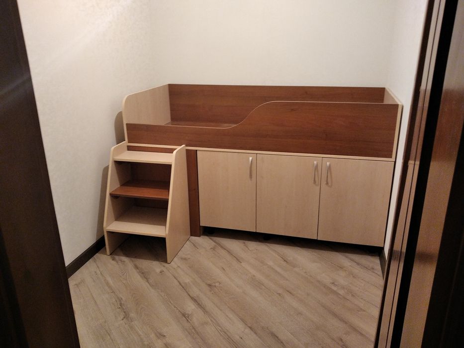 Дитяче ліжко з шафою і столом стан нового