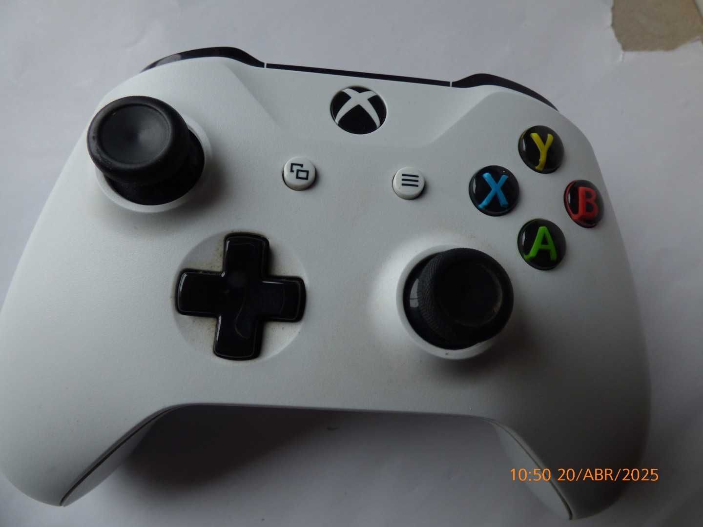 Comando Xbox One S com AVARIA; Liga, foto1; para PEÇAS; Ler anuncio