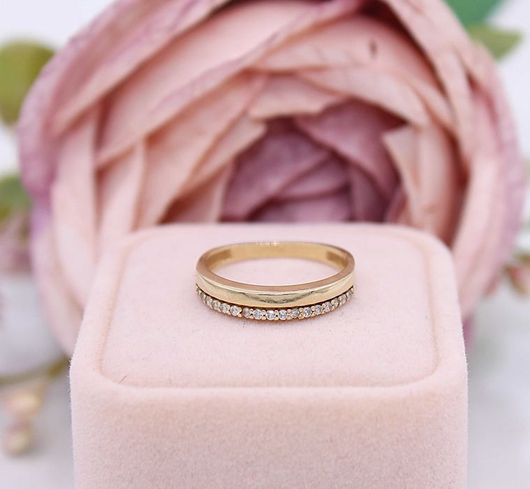 Złoty pierścionek/obrączka p.585/2,25g z cyrkoniami