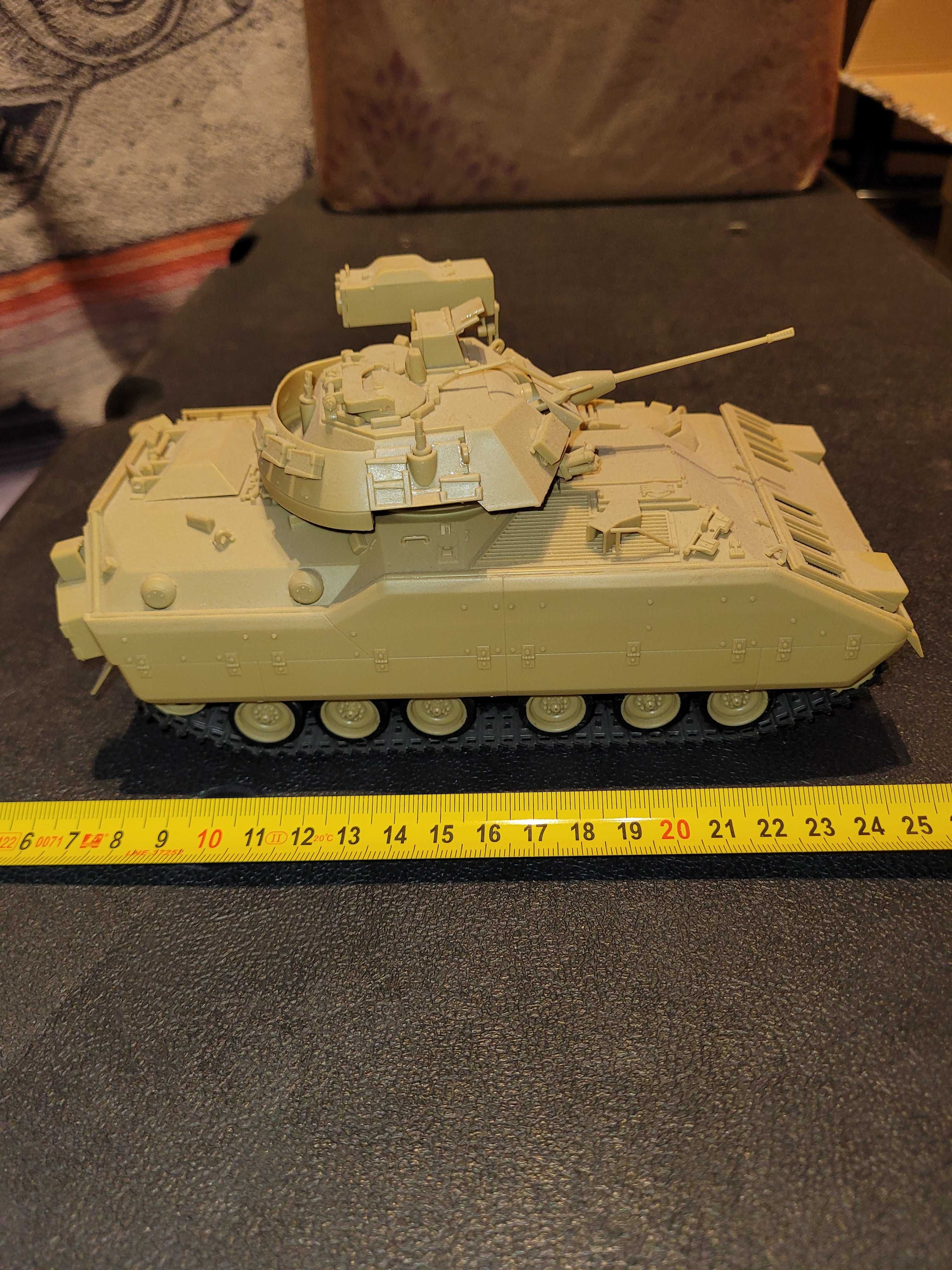 Model amerykańskiego gąsienicowego wozu bojowego M2 BRADLEY