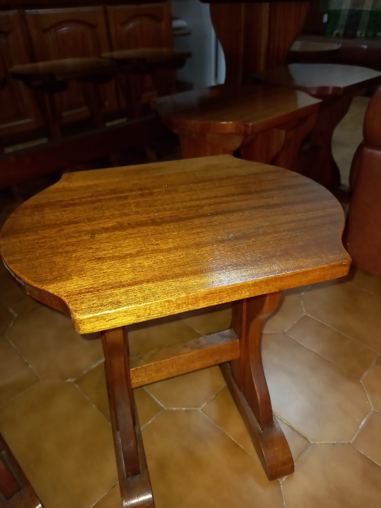 Mesa e 10 bancos de madeira (mogno maçico)