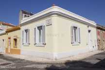 Casa urbana T2+1 renovada e equipada, no Alto do Carvalhão, Campolide,