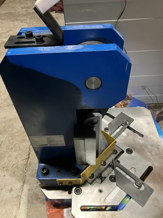 METALLKRAFT AKM 100 T - Ręczna wykrawarka