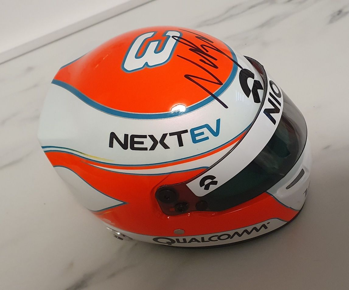 Kask z oryginalnym autografem Nelsona Piquet