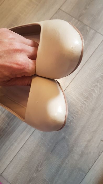 Beżowe czółenka 37