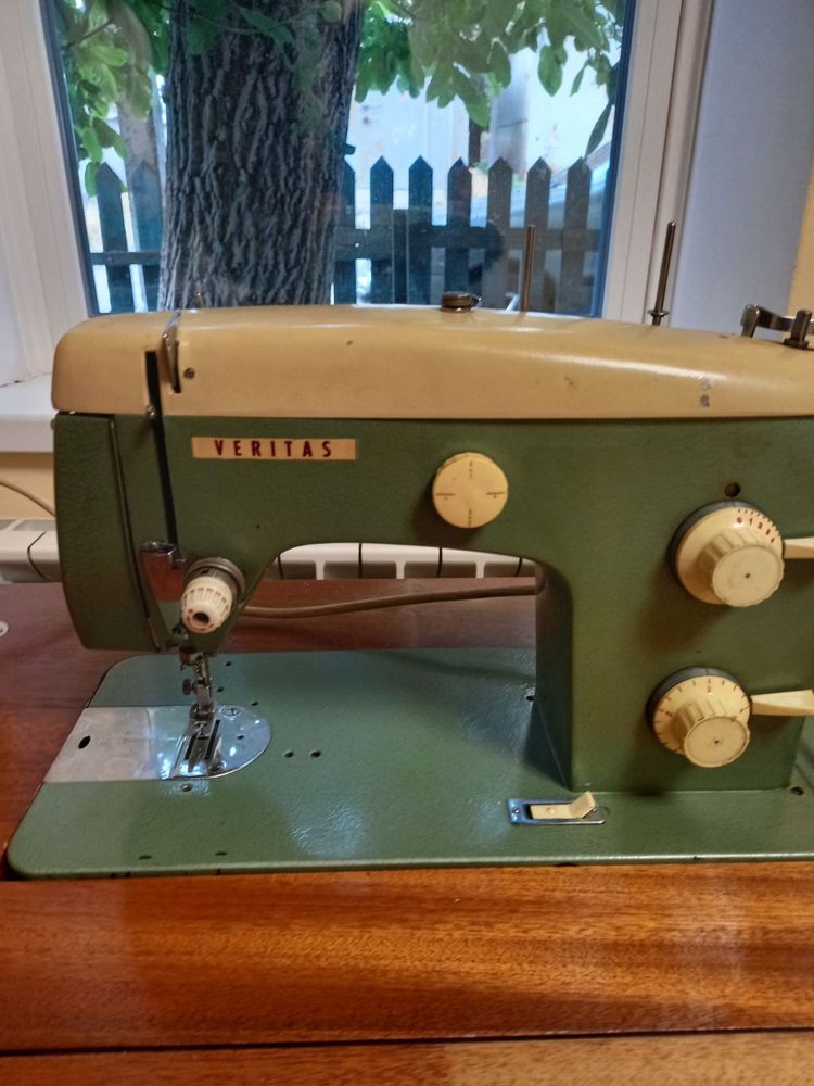 Швейная машинка Veritas 1962 года с тумбой