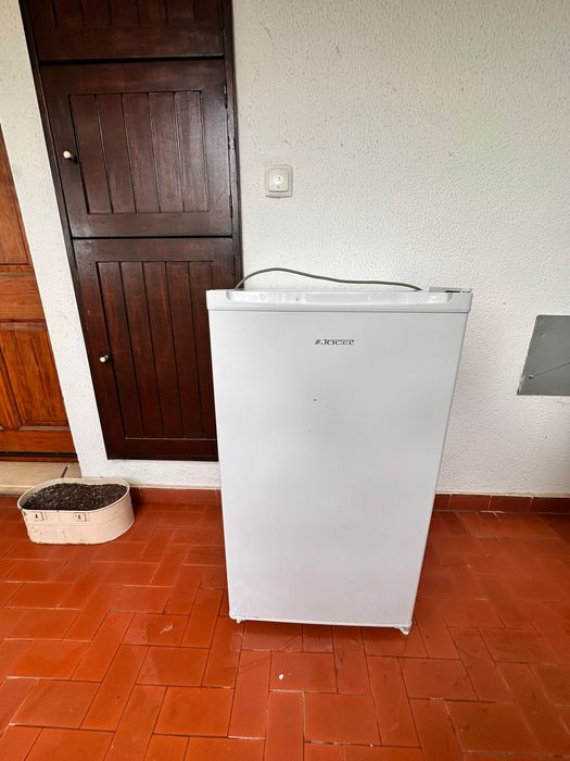 Vendo frigobar muito bom