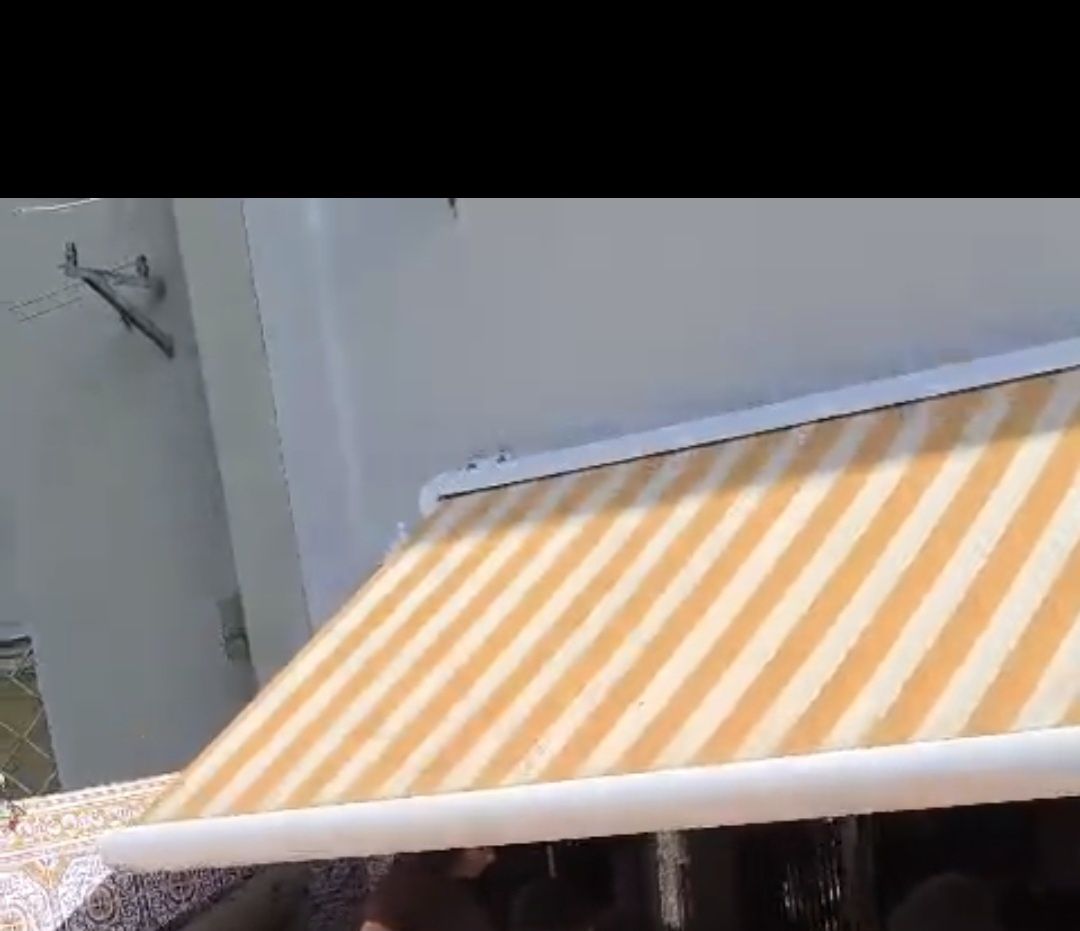 Toldo eléctrico usado