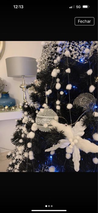 Arvore Natal preta com fitas brancas em bom estado