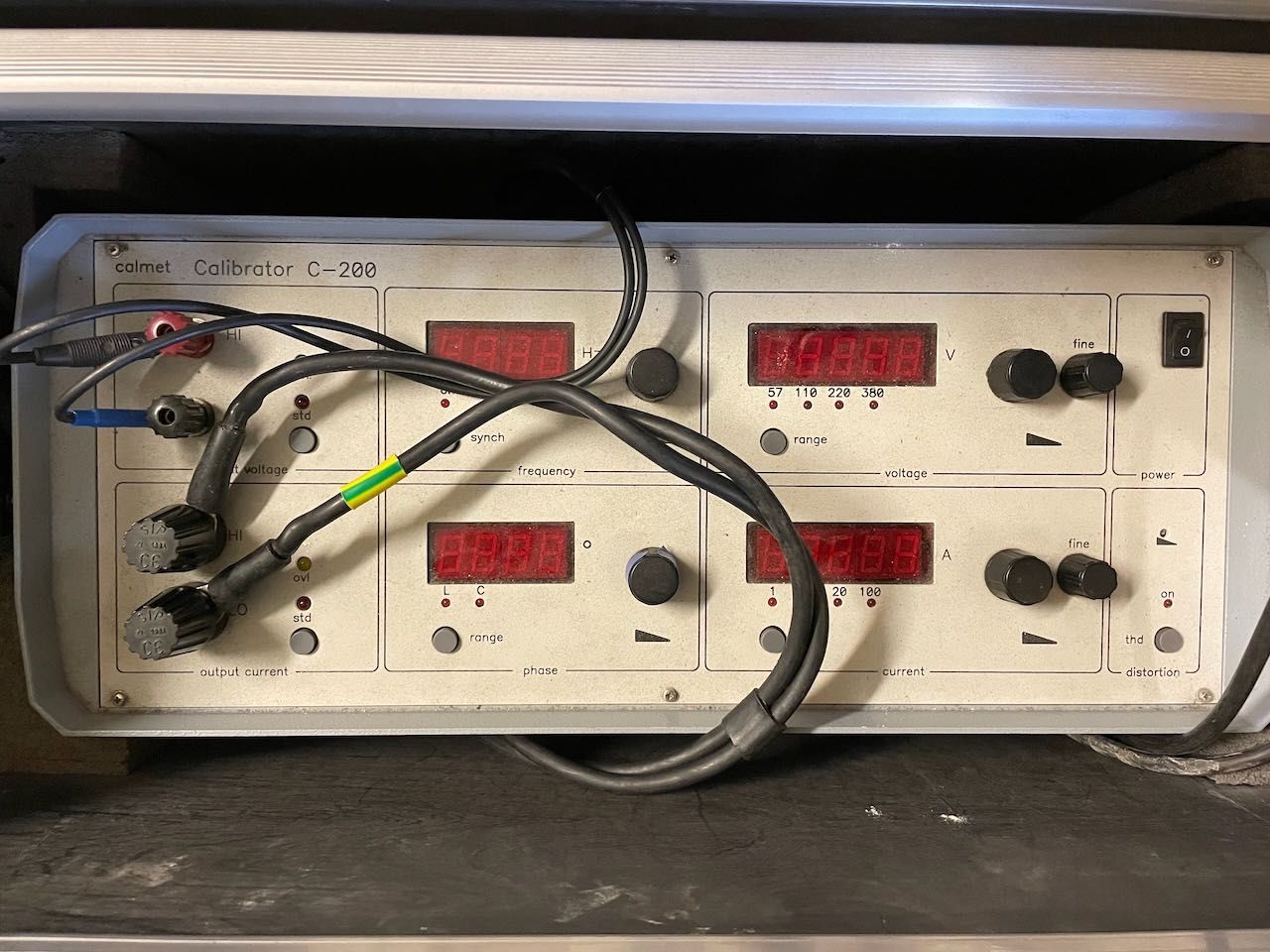 Kalibrator prądu i napięcia Calmet Calibrator C-200.