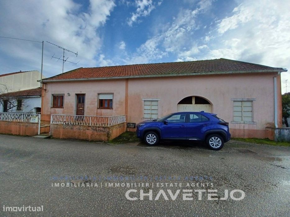 Casa de habitação e armazém com logradouro em aldeia.