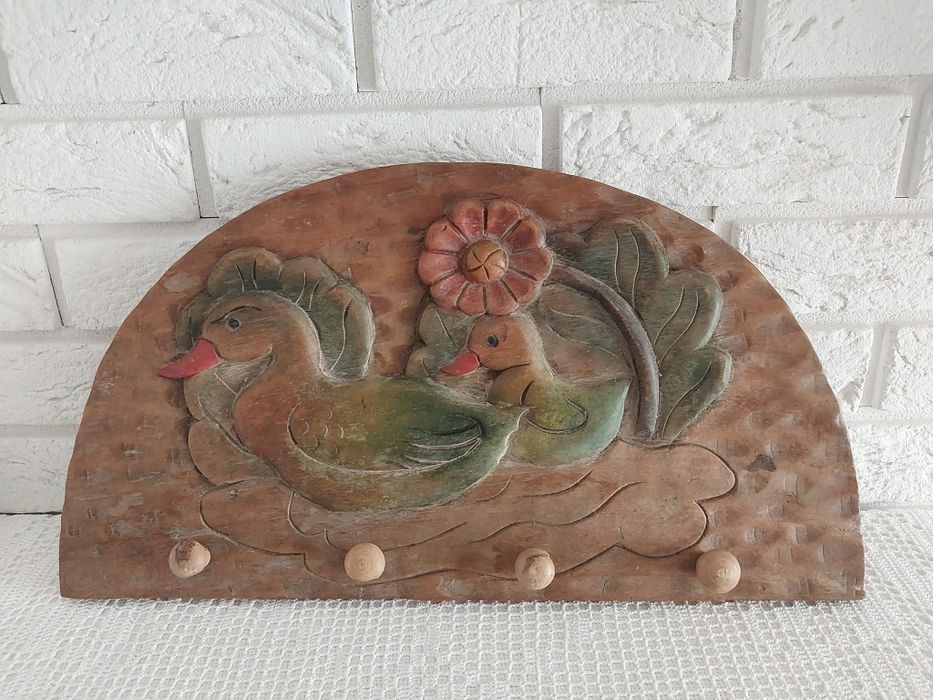 Drewniany wieszak ścienny.