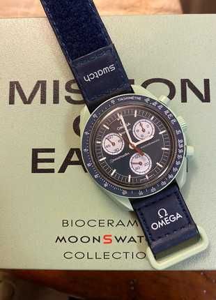 Omega x Swatch MoonSwatch SO33G100 - Stylowy Wygląd z Kolorami Ziemi