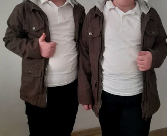 Дві дитячі весняні курточки для хлопчиків близнят 146 розмір, ідеальни