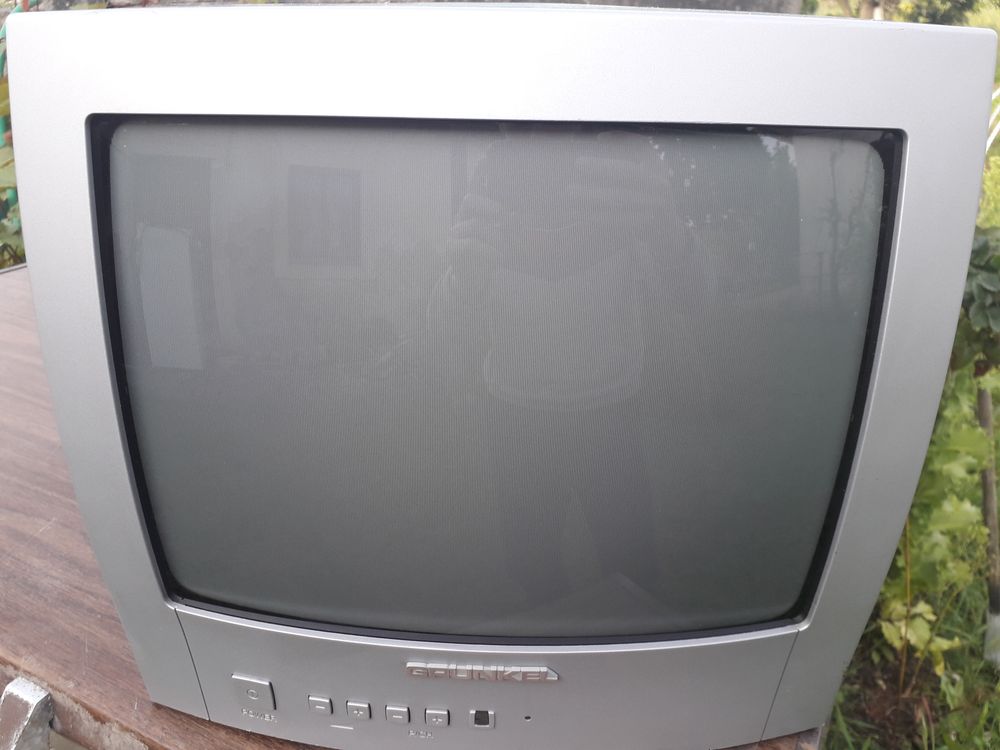 Televisão Grunkel com antena antigo