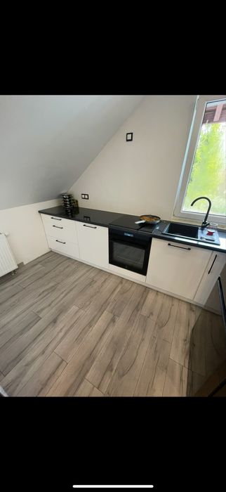 Kuchnia na wymiar z wyspą–nowoczesna,czarno-biała, z brokatowym blatem