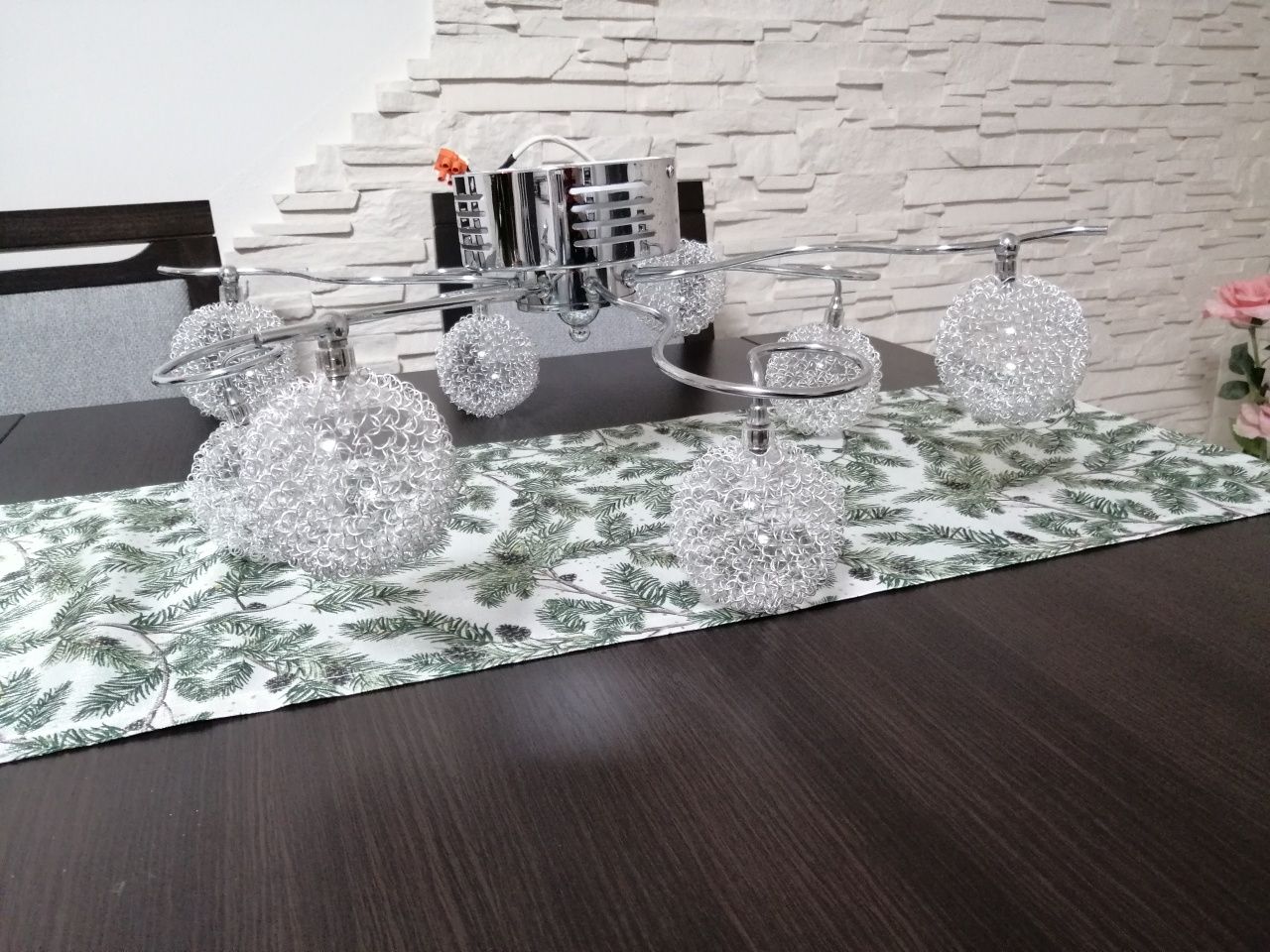 Designerska lampa że srebrnymi drucianymi kloszami