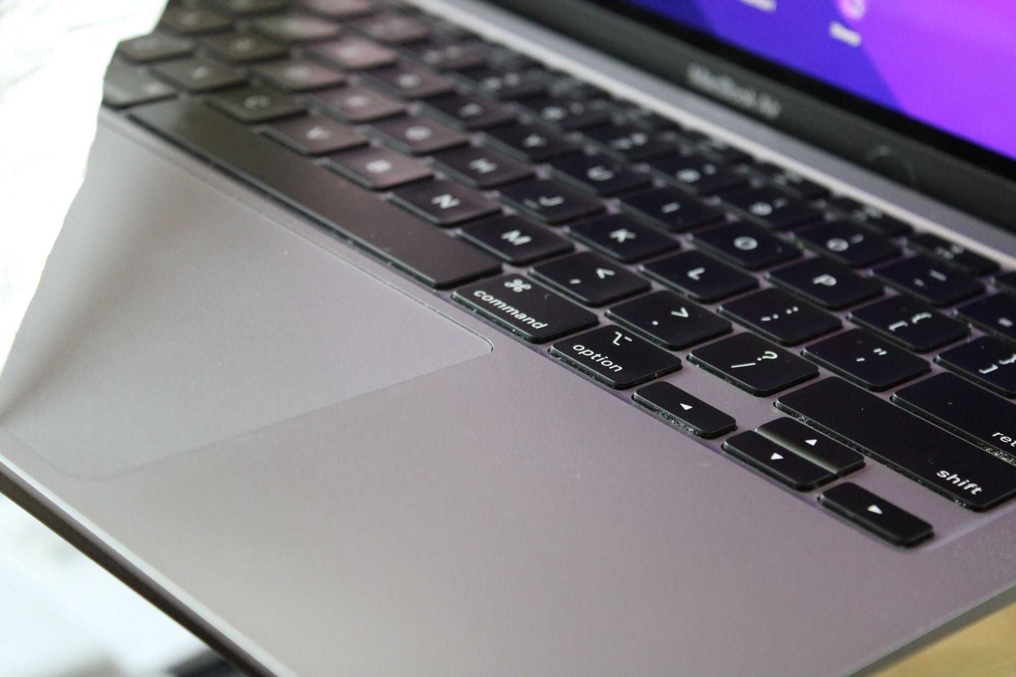 MacBook Air M1 – szybki, sprawny, z pudełkiem 256 GB + etui