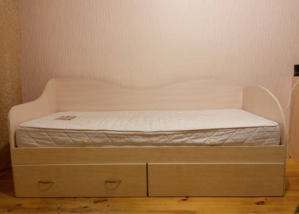 Односпальне ліжко з висувними шухлядами