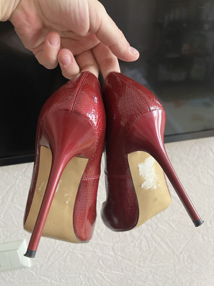 Класичні туфлі на підборах темно червоного кольоу, натуральна шкіра