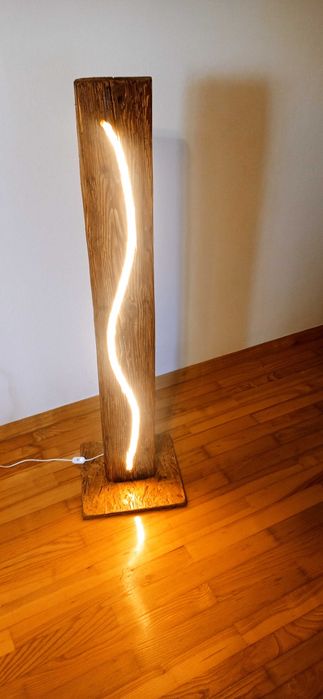Lampa stojąca drewniana