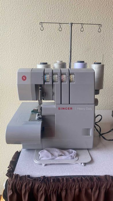 Máquina de Costura Overlock Singer 14HD854 –Usada, em Excelente Estado
