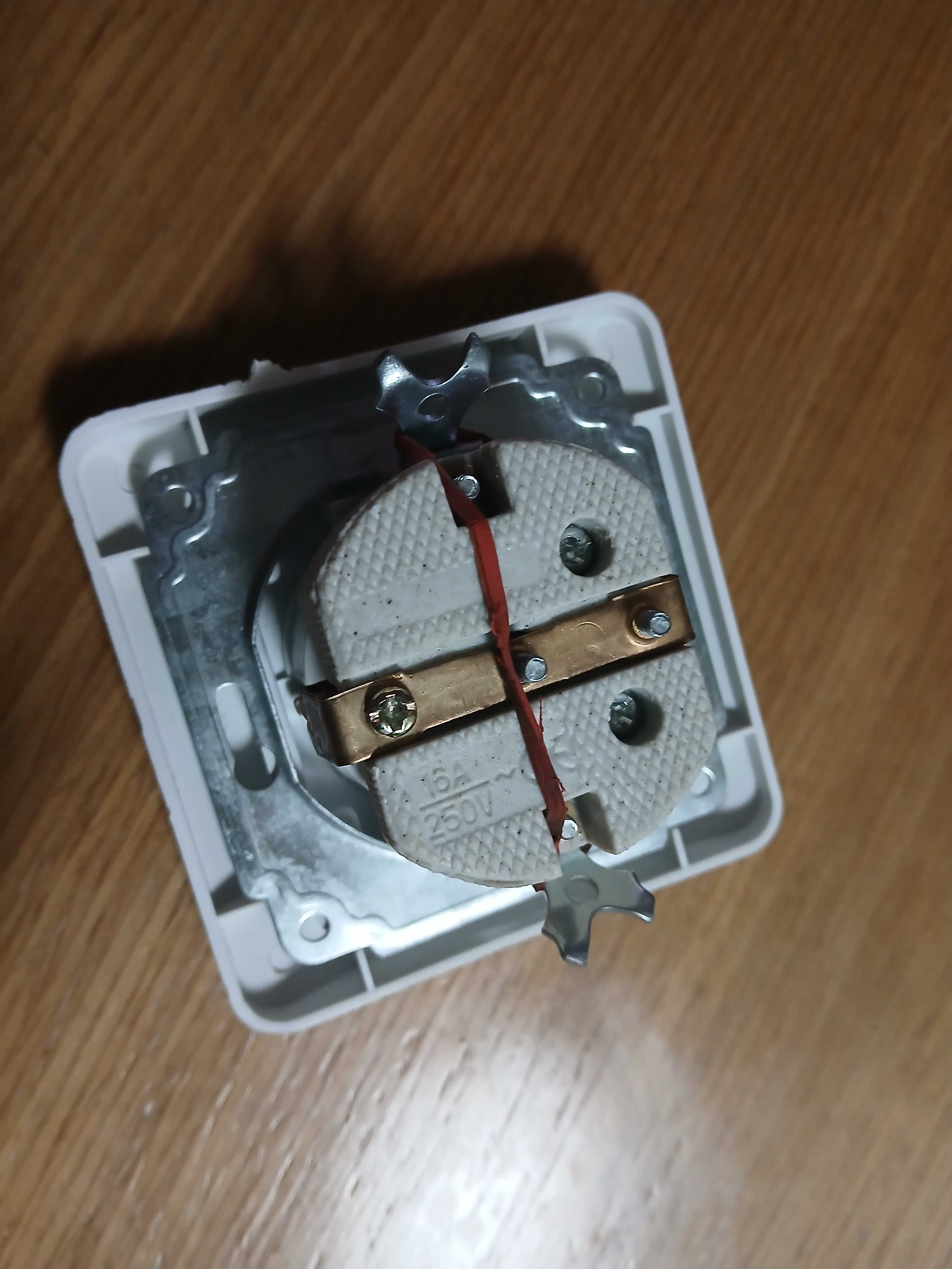 Tomada electrica normal (branca; nunca foi usada)
