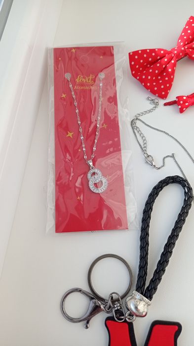 Лот жіночих прикрас / біжутерія/аксесуари для волосся/браслети/брелок