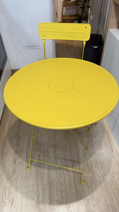 Mesa redonda com candeira de aço