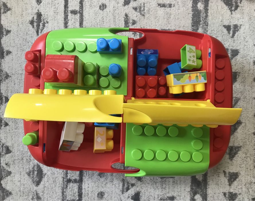 Plastikowy stolik z klockami