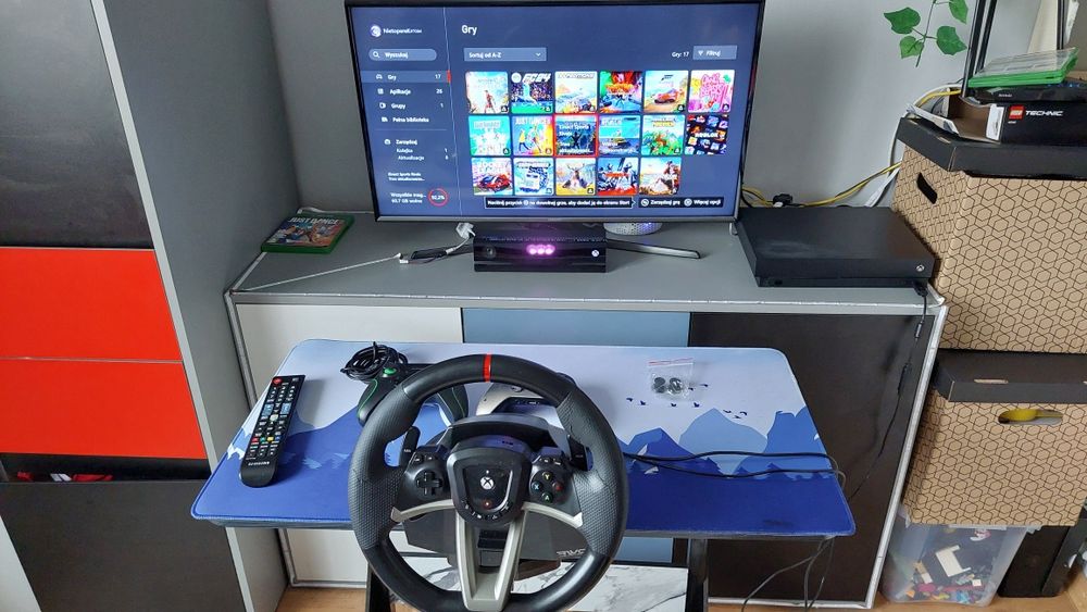 Zestaw XBOX One X 1TB, telewizor Samsung, Kinect, 3 pady, kierownica