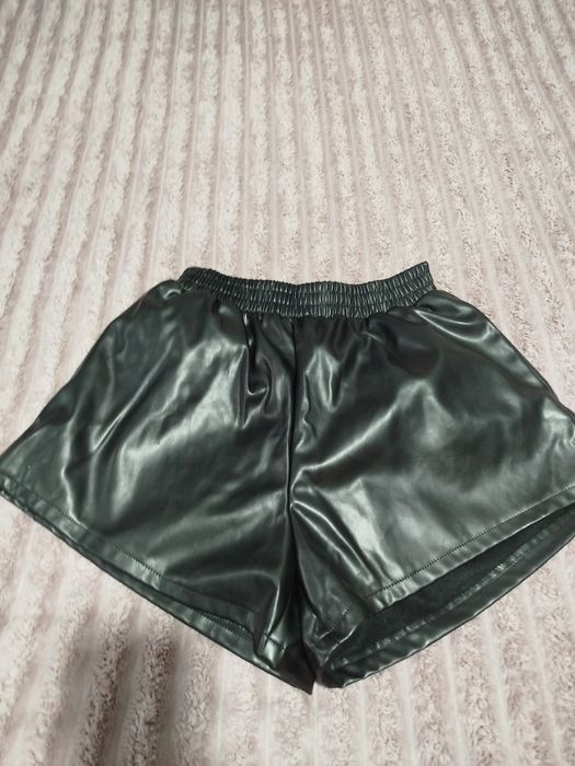 Чорні шкіряні шорти