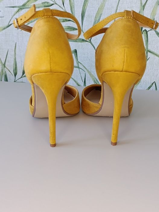 Musztardowe szpilki Born2be