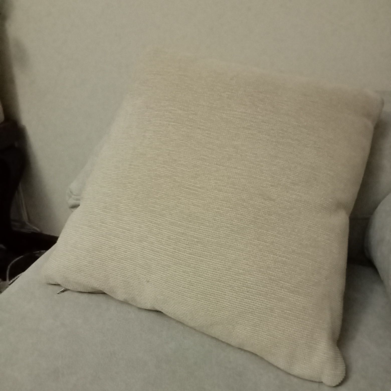 Almofada decorativa com tecido em relevo