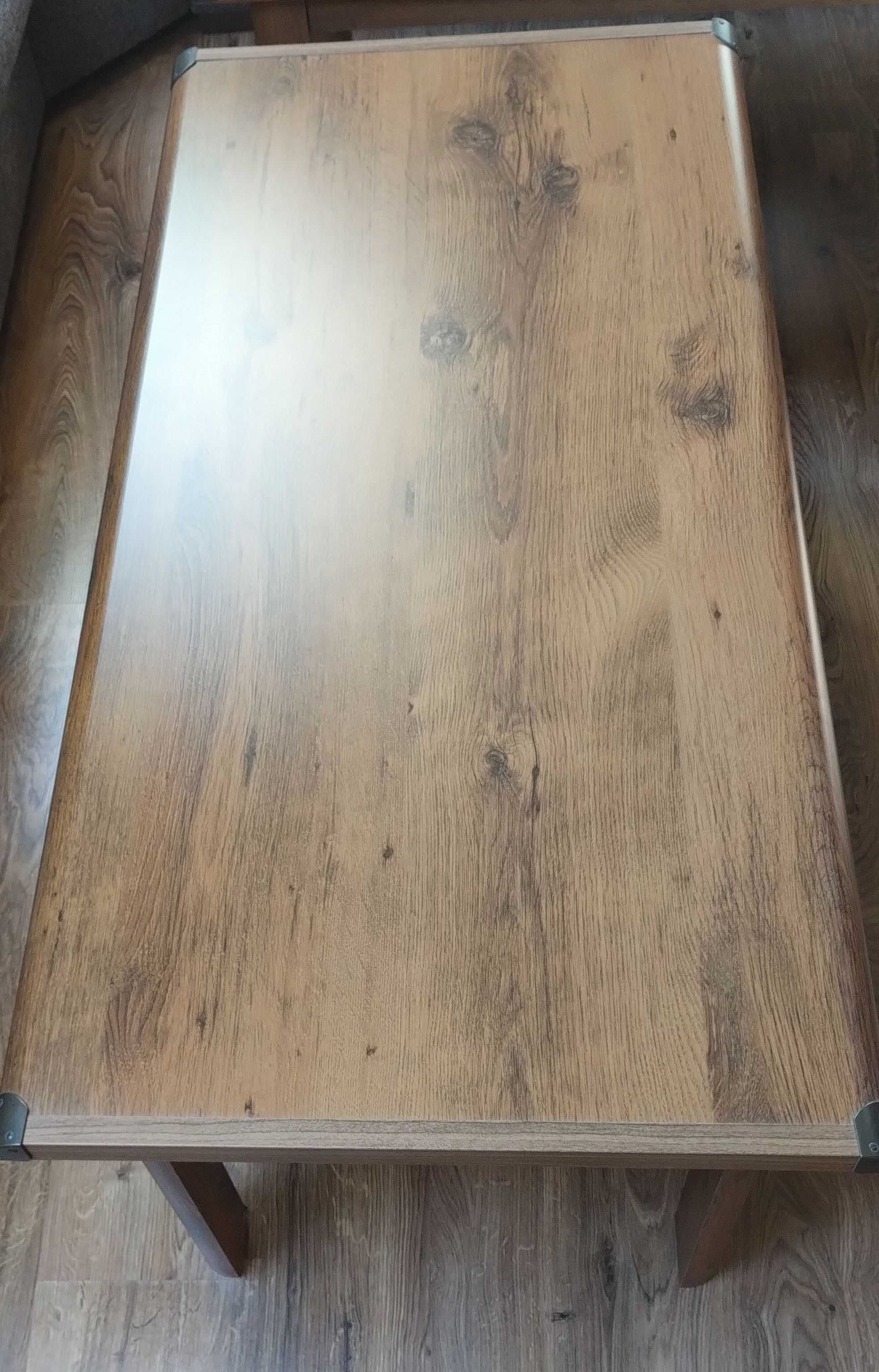 Dwie ławy drewniane.