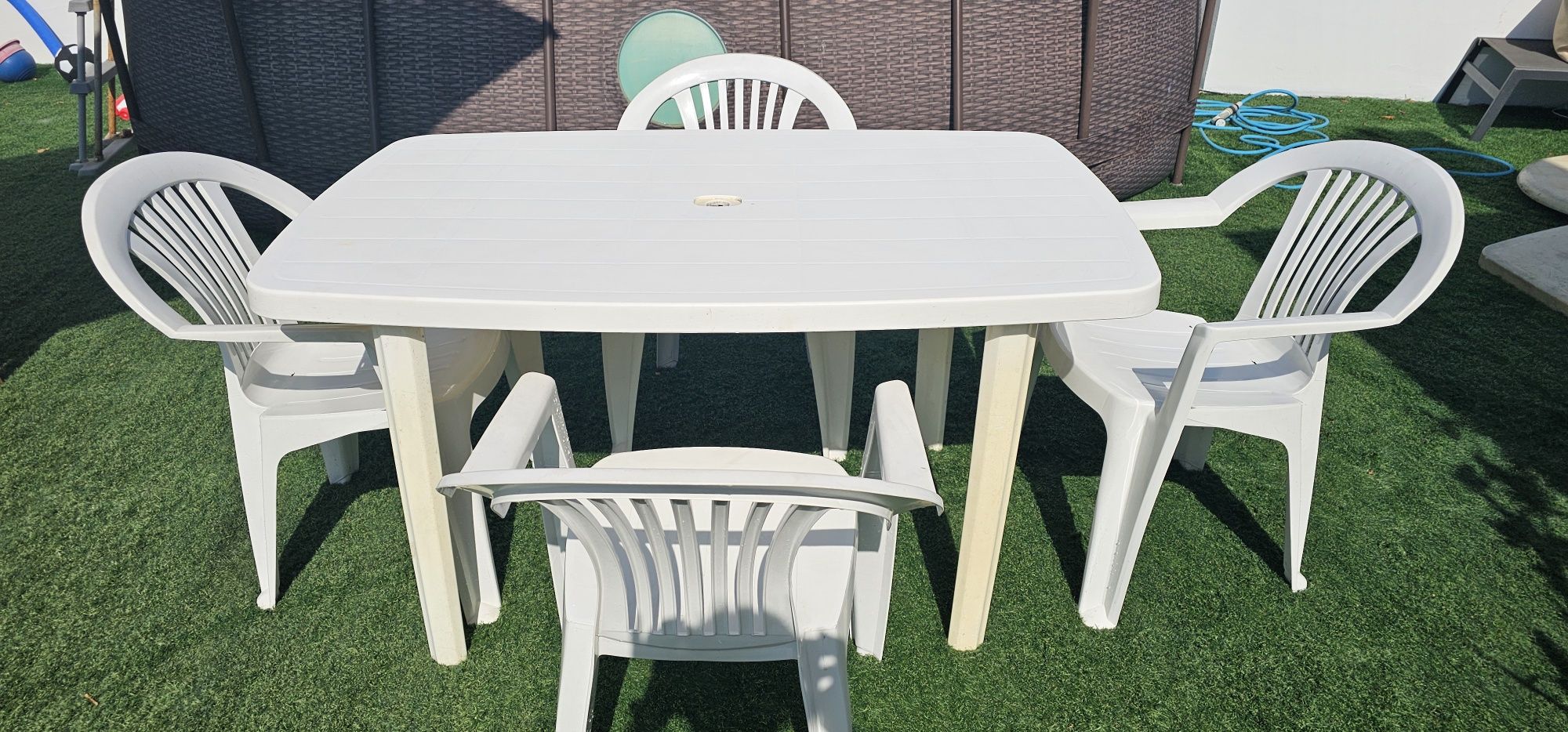 Mesa de plástico com 4 cadeiras