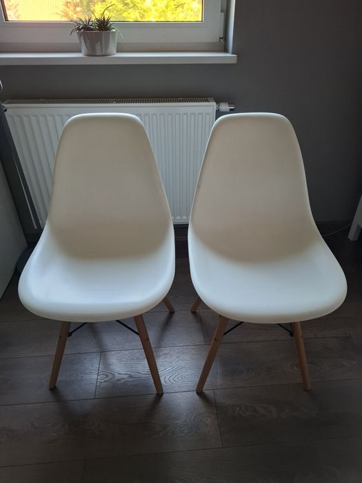 Krzesła Eames plastikowe z drewnianymi nogami