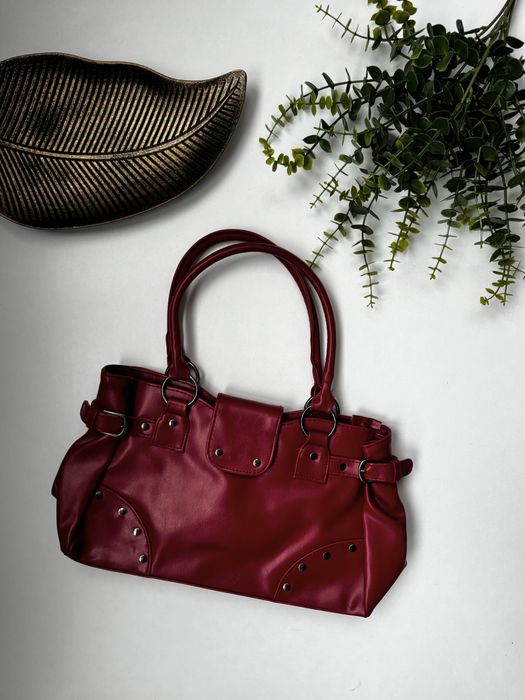 Червона сумочка.