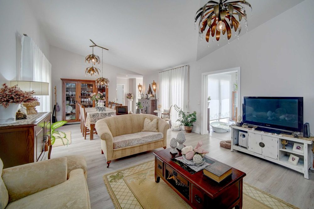 Moradia térrea T3, com jardim interior no centro de Pero Pinheiro