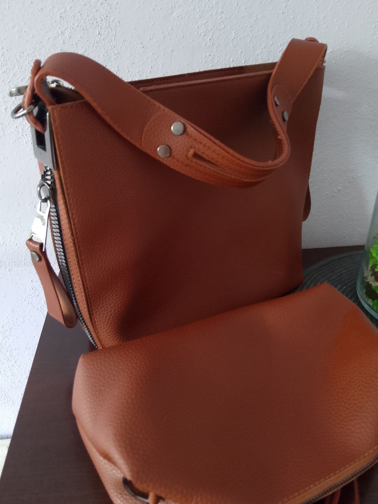 Torebka w kolorze camel Guess