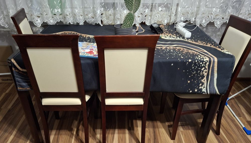 Stol drewniany i 6 krzesel