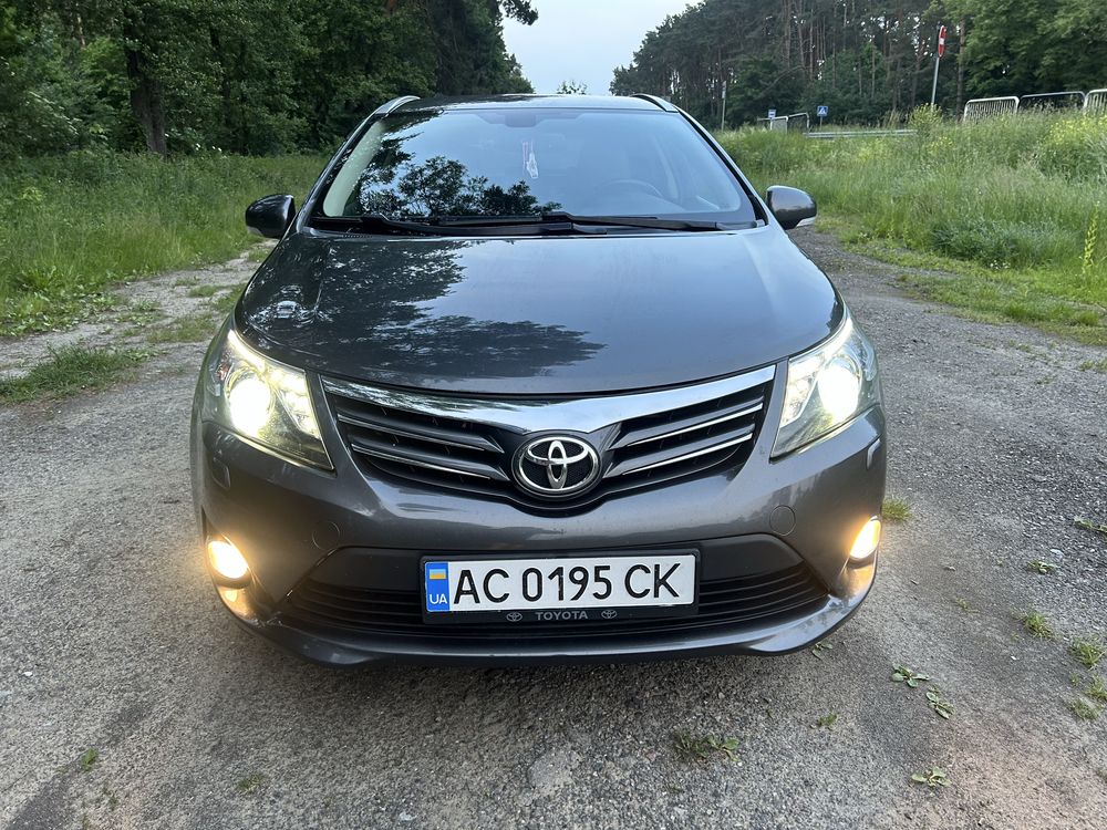 Toyota Avensis 2015 року